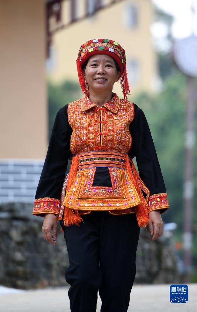 　在廣西蒼梧縣六堡鎮(zhèn)山坪村，祝雪蘭走在村道上（2022年9月22日攝）。新華社記者 陸波岸 攝